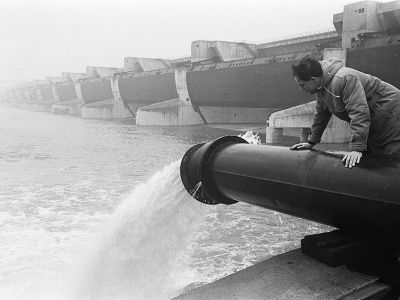 Spuisluizen Haringvliet – Stellendam