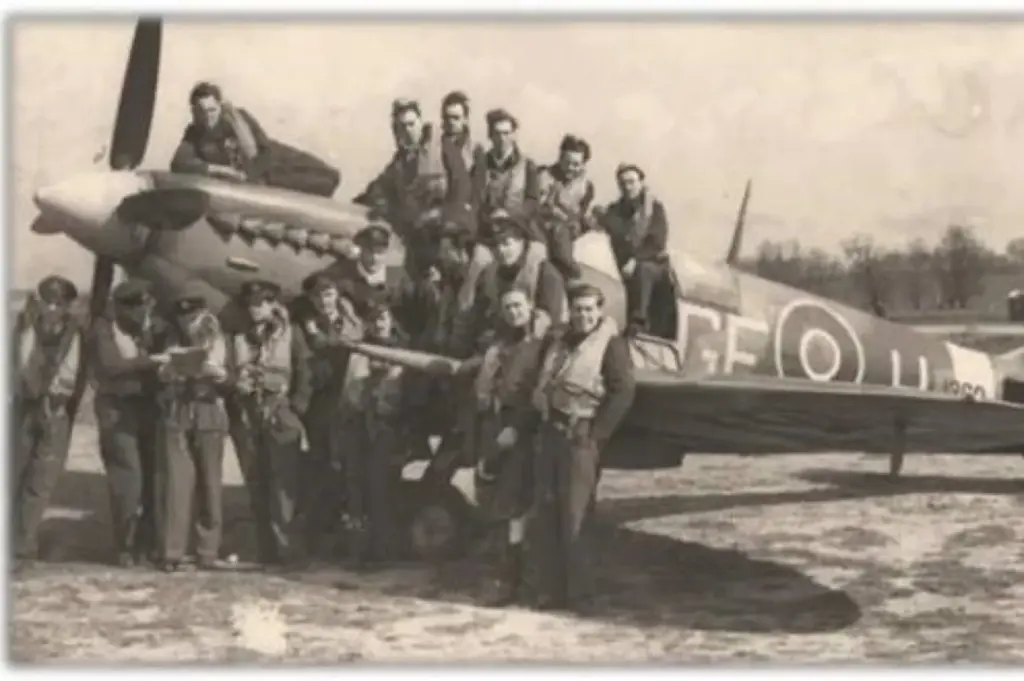 Archieffoto Spitfire 349 Squadron RAF, het squadron waarvan luitenant Henri Goldsmit deel uitmaakte