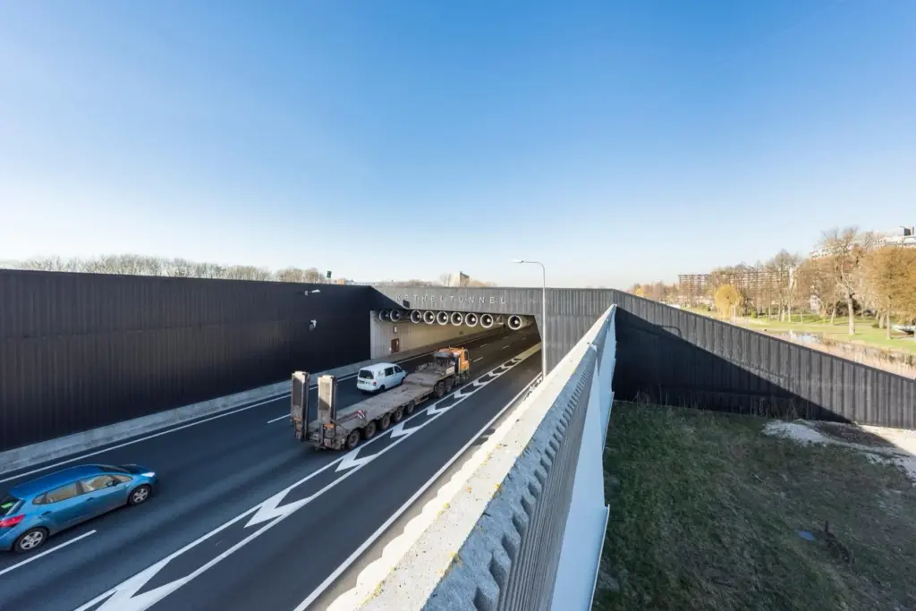 Zuidelijke ingang van de Ketheltunnel (A4) met ventilatieroosters boven de rijbanen en een vrachtwagen die de tunnel inrijdt