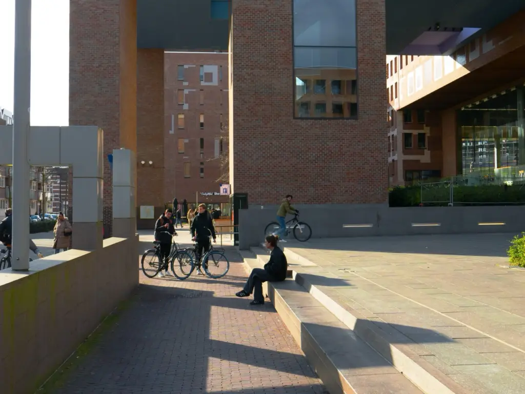 NS Station Breda, stationsgebouw met ingang ondergrondse fietsenstalling na verbouwing OV Terminal