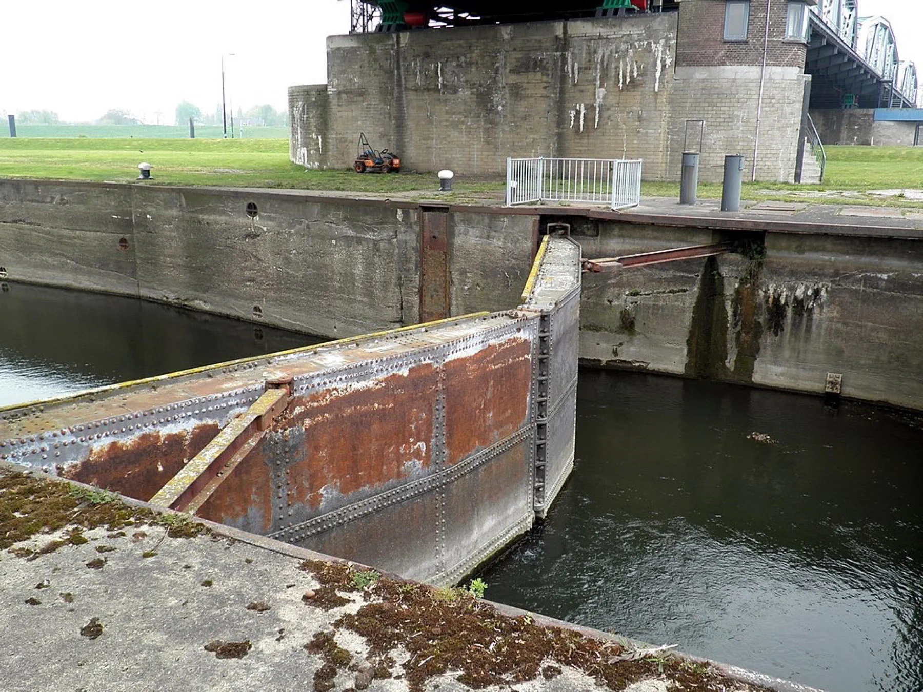 Oude schutsluis Grave aan de Maas, aanzicht sluiscomplex