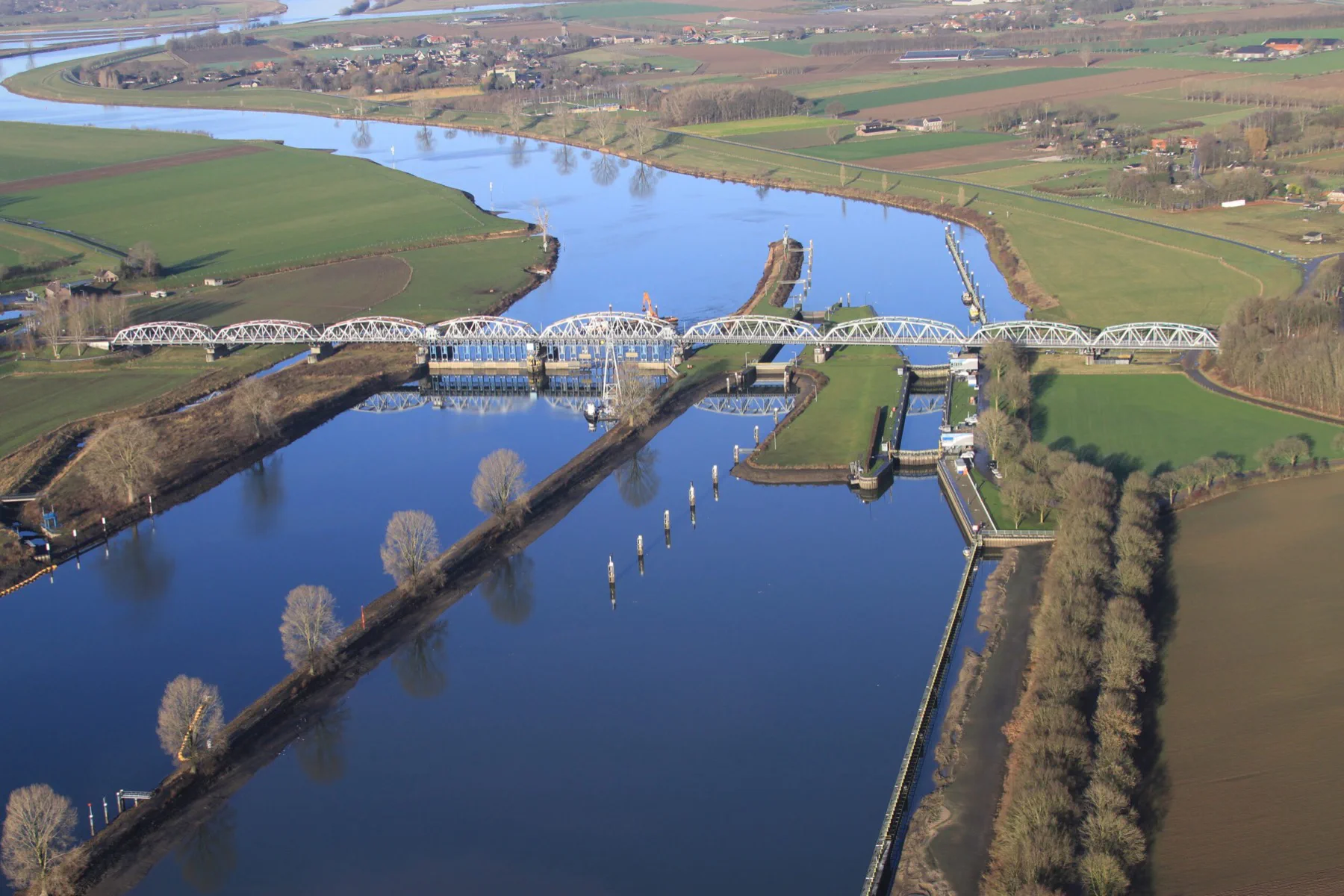 Schutsluis, Grave