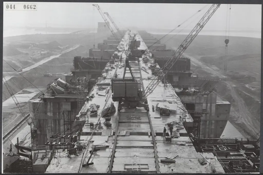 Sluizencomplex Haringvliet in de bouwput tijdens aanleg Deltawerken, circa 1958