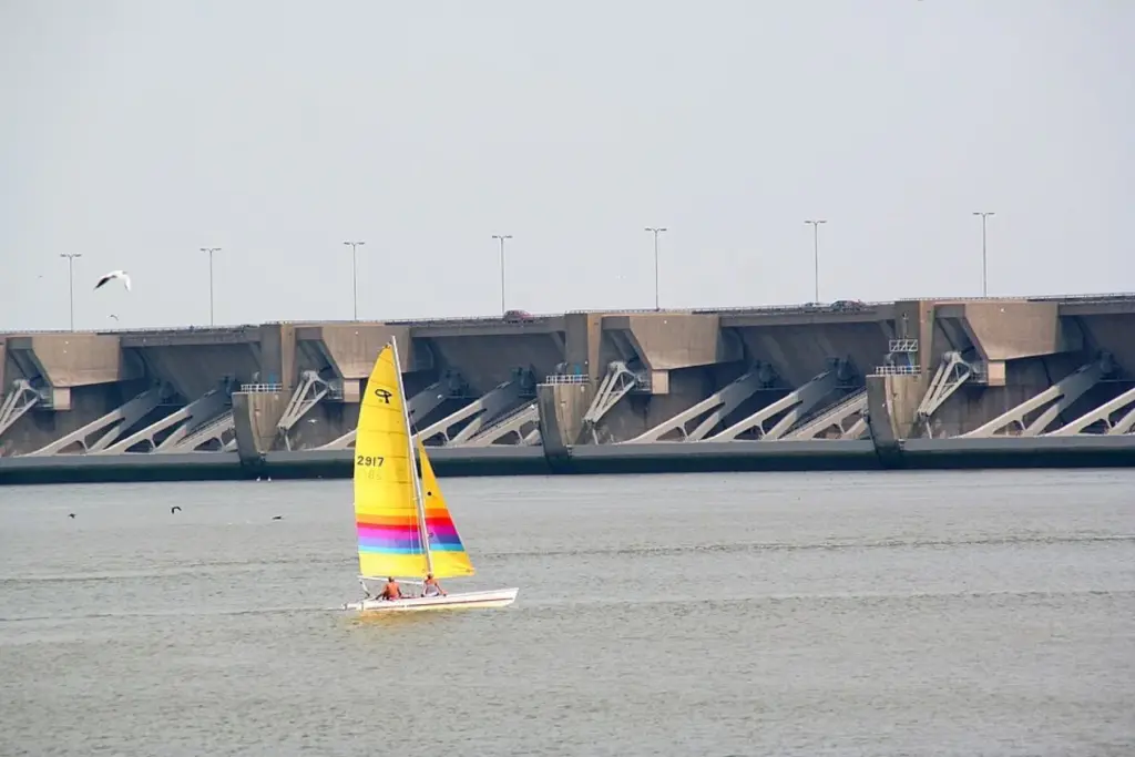 Haringvlietdam Stellendam overzicht, spuisluizen en sluizencomplex