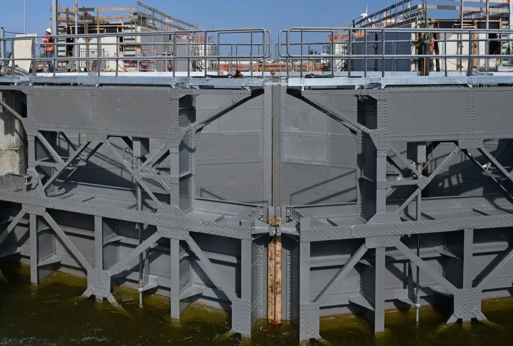 Stevinsluis Den Oever overzicht, sluizencomplex aan de Afsluitdijk