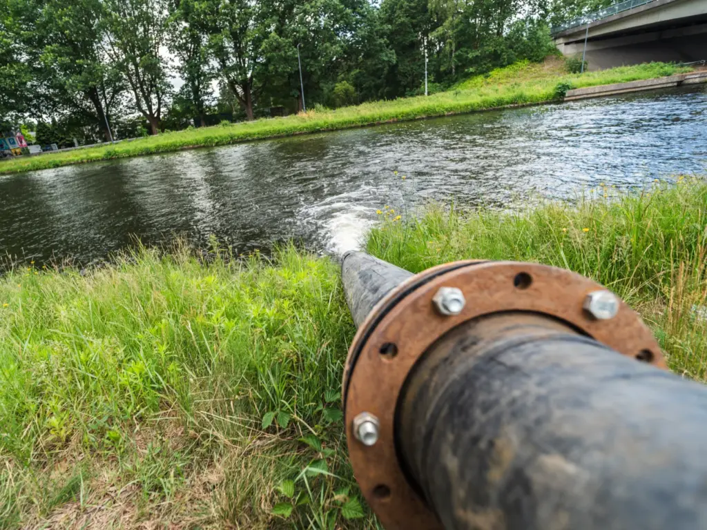 Afvoer van bemalingswater naar het kanaal bij Oosterhout