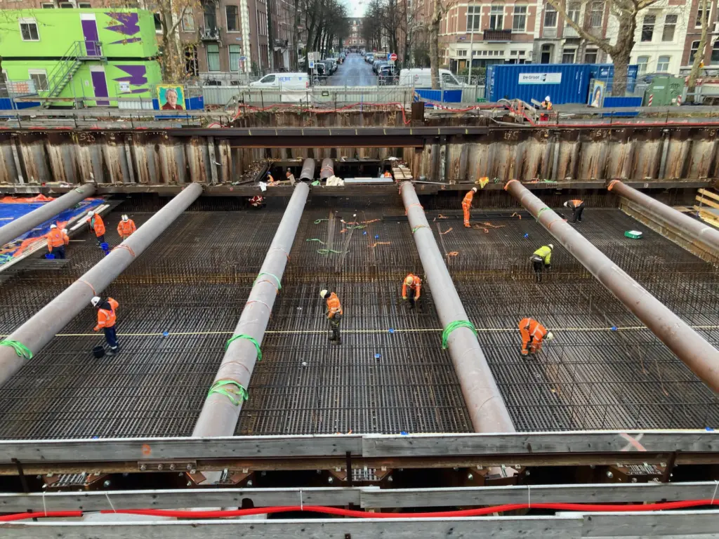 Bouwvakkers werken aan de wapening in een binnenstedelijke bouwkuip