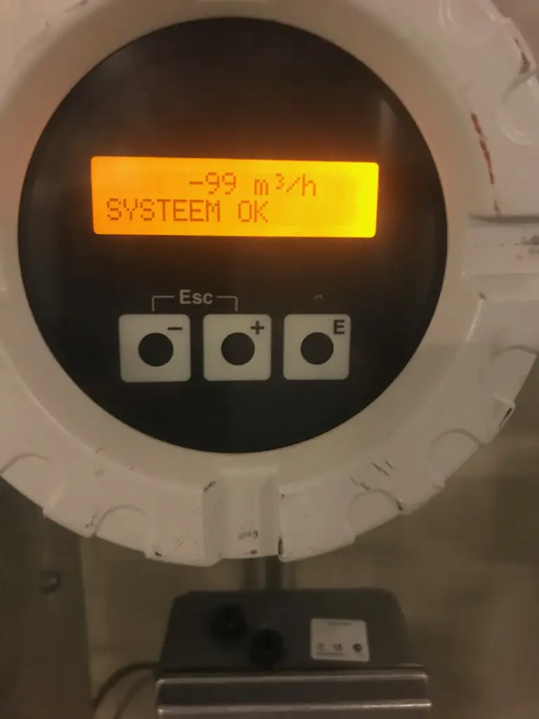 Digitale debietmeter toont het waterdebiet tijdens een pompproef
